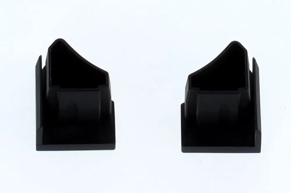 Zwei schwarze Gummistopfen in rechteckiger Form, die zum Schutz oder Verschließen von Anschlüssen dienen. Hersteller ist Bosch.